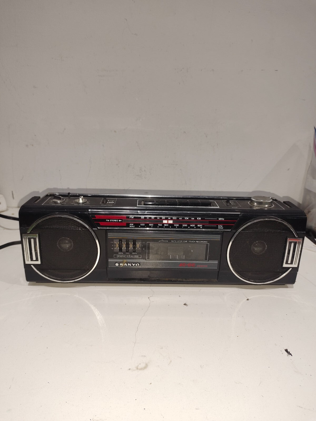 Vintage Sanyo Model No. M7030 Ac-dc Built In Am-Fm Battery Operated
