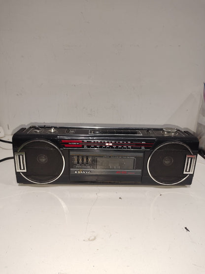 Vintage Sanyo Model No. M7030 Ac-dc Built In Am-Fm Battery Operated