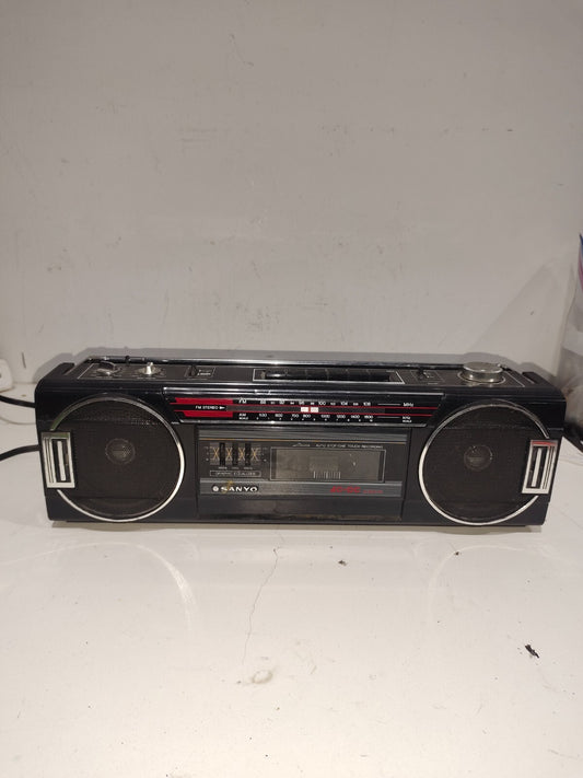 Vintage Sanyo Model No. M7030 Ac-dc Built In Am-Fm Battery Operated