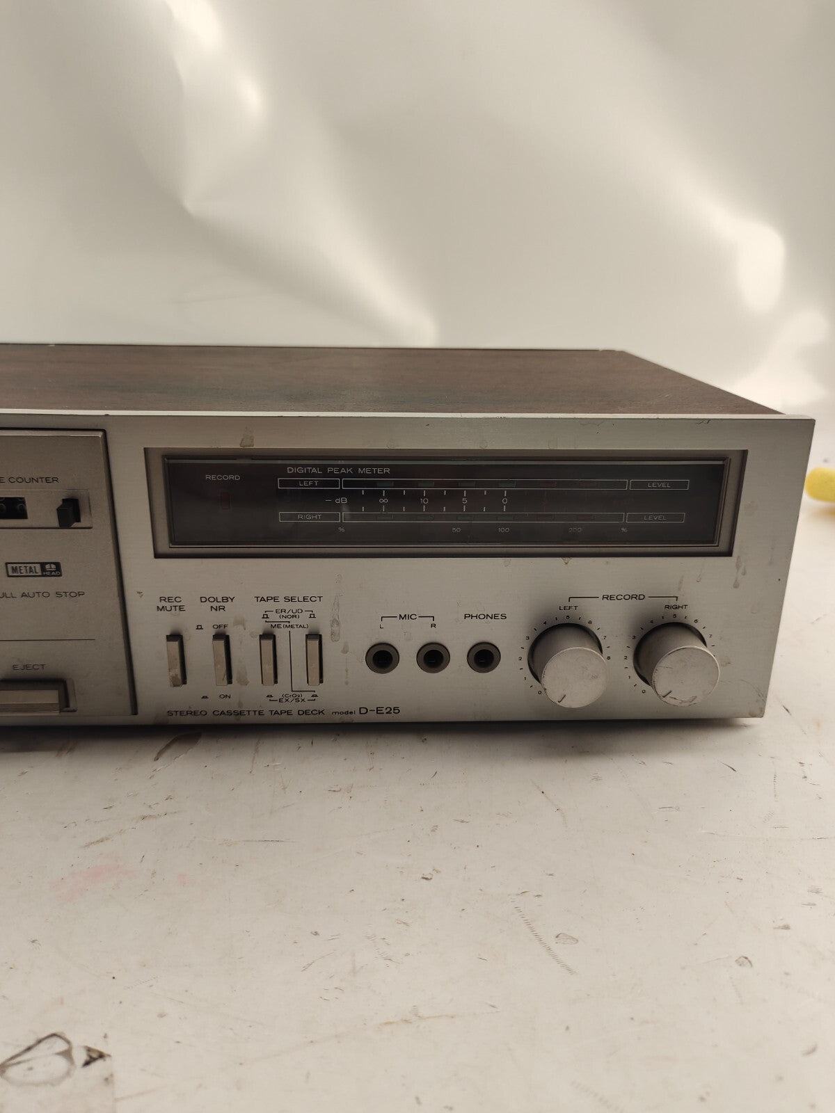 Hitachi - Model D-E25 Stereo Cassette Tape Deck Audio Stereo