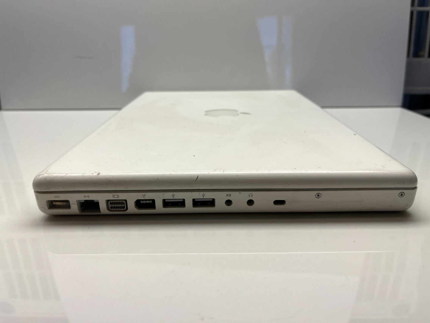 Apple Macbook A1811 White 2006 FOR PARTS