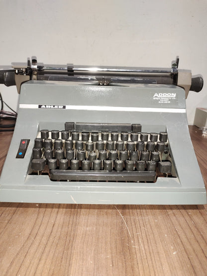 ADLER - UNIVERSAL 200  - TYPEWRITER - MADE IN GERMANY