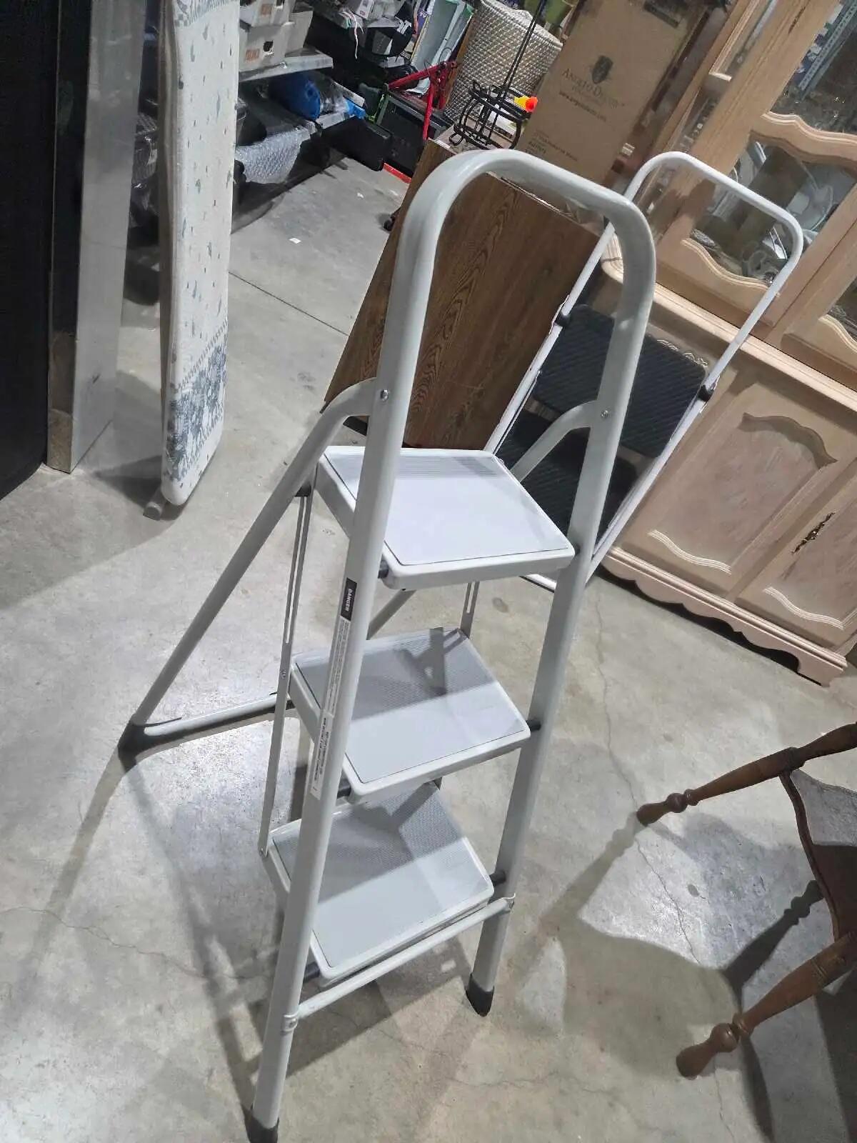 Uberhaus 3-Step Folding Ladder
