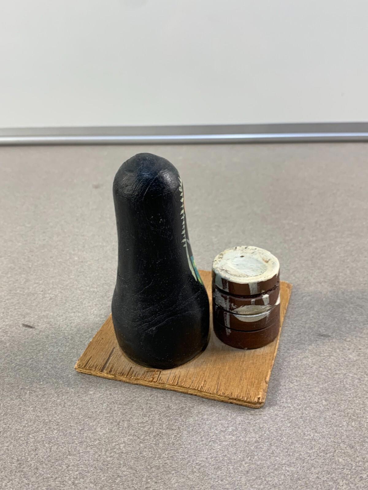 Figurine de marchande arabe en bois peinte à la main