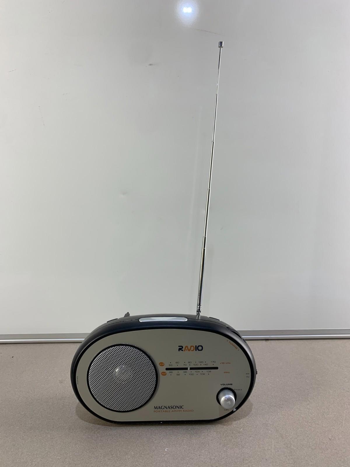 Vintage MAGNASONIC portable AM/FM Radio Model MCD300-4