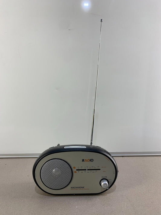 Vintage MAGNASONIC portable AM/FM Radio Model MCD300-4