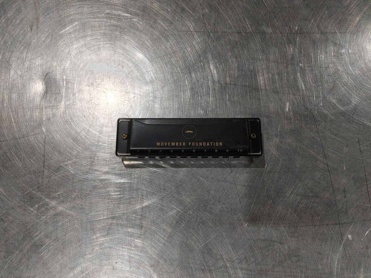 Bon état, harmonica en métal de la fondation Movember, noir, testé et fonctionnel