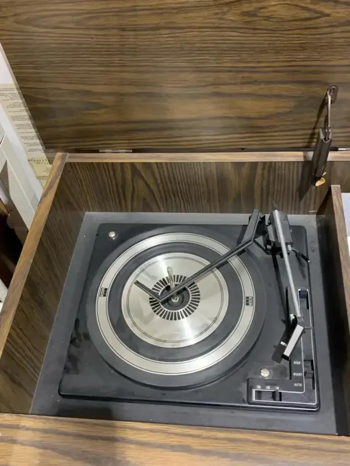 Fleetwood Stereo Console - For Parts