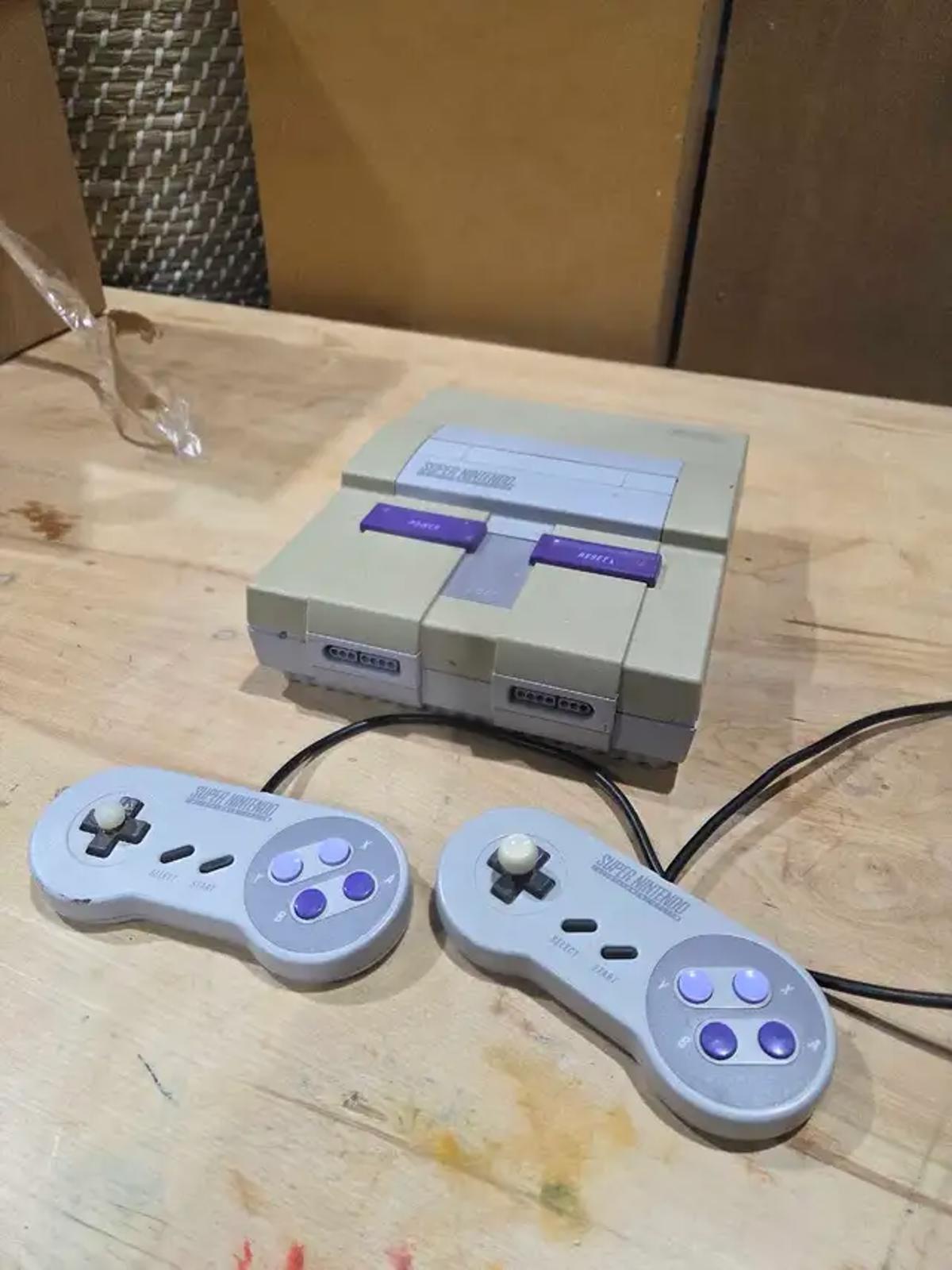 Super Nintendo & 2 Controllers - No Cables