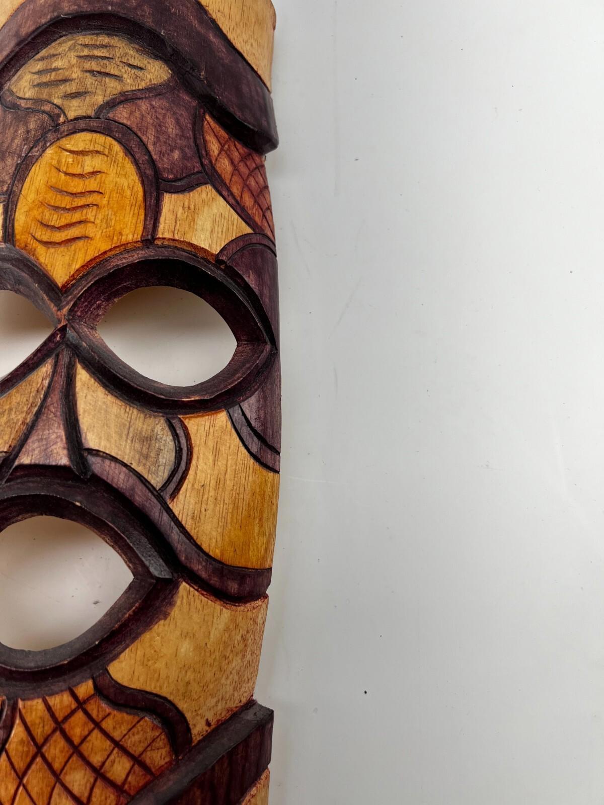 Masque cérémoniel tribal africain en bois sculpté et peint à la main