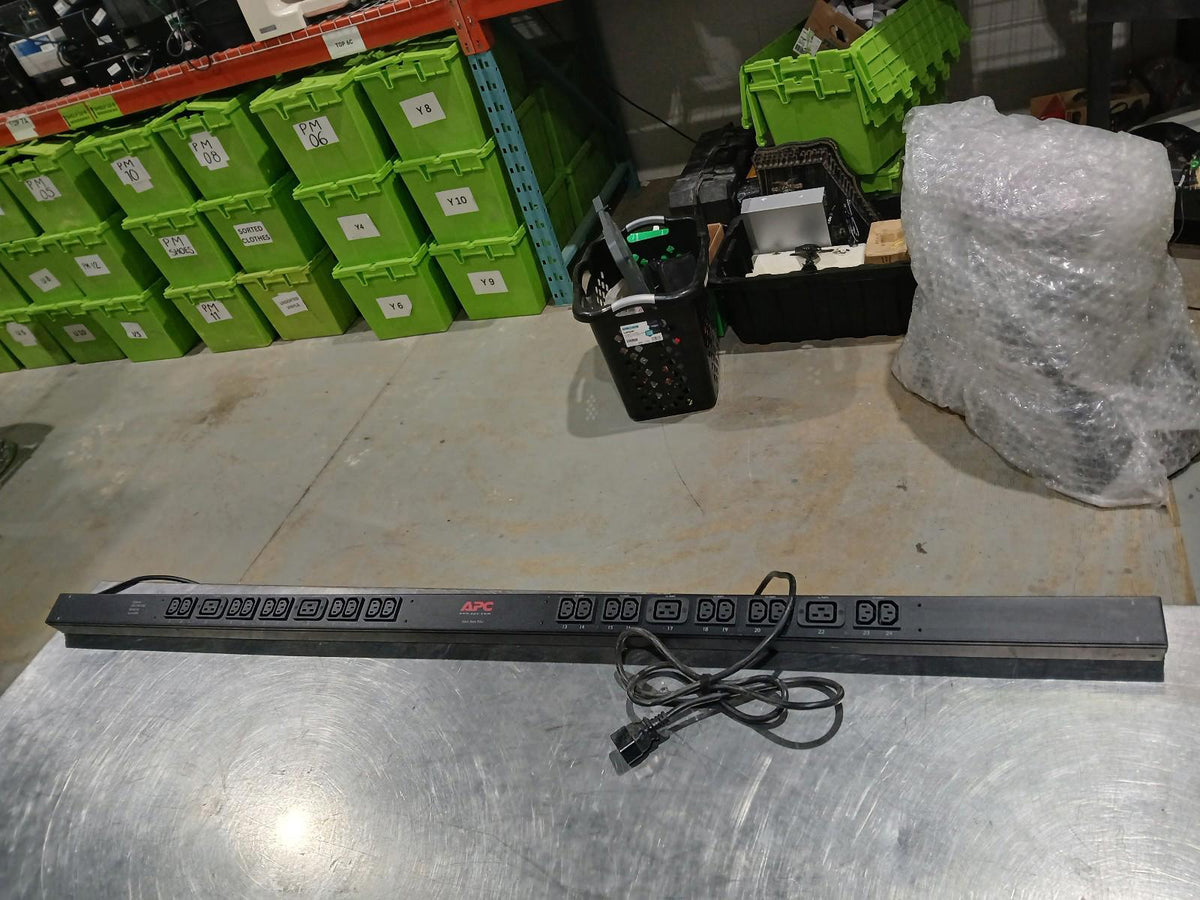 APC AP7552 Rack PDU  20 × IEC C13, 4 × IEC C19, 200 V / 208 V / 230 V AC GOOD