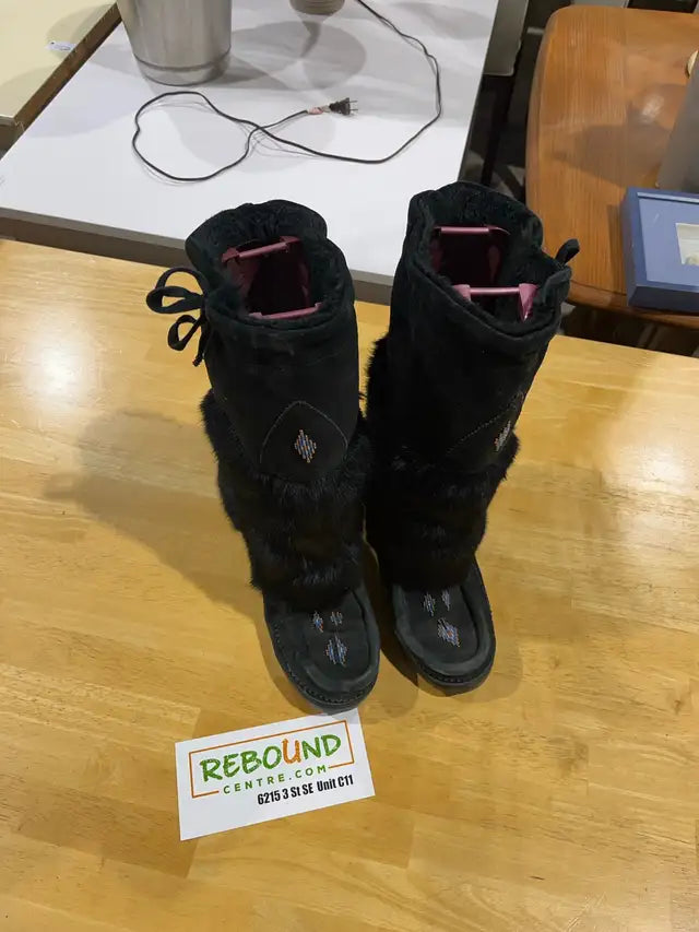 Manitobah Boots Size 8