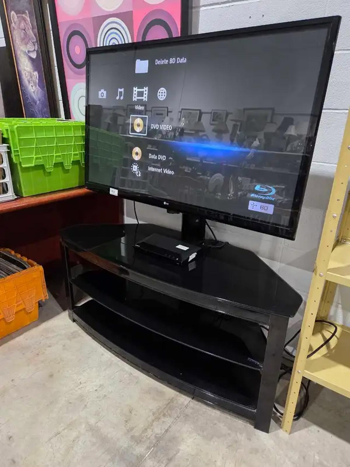 LG 50PA4500 50" HD TV with Glass Stand