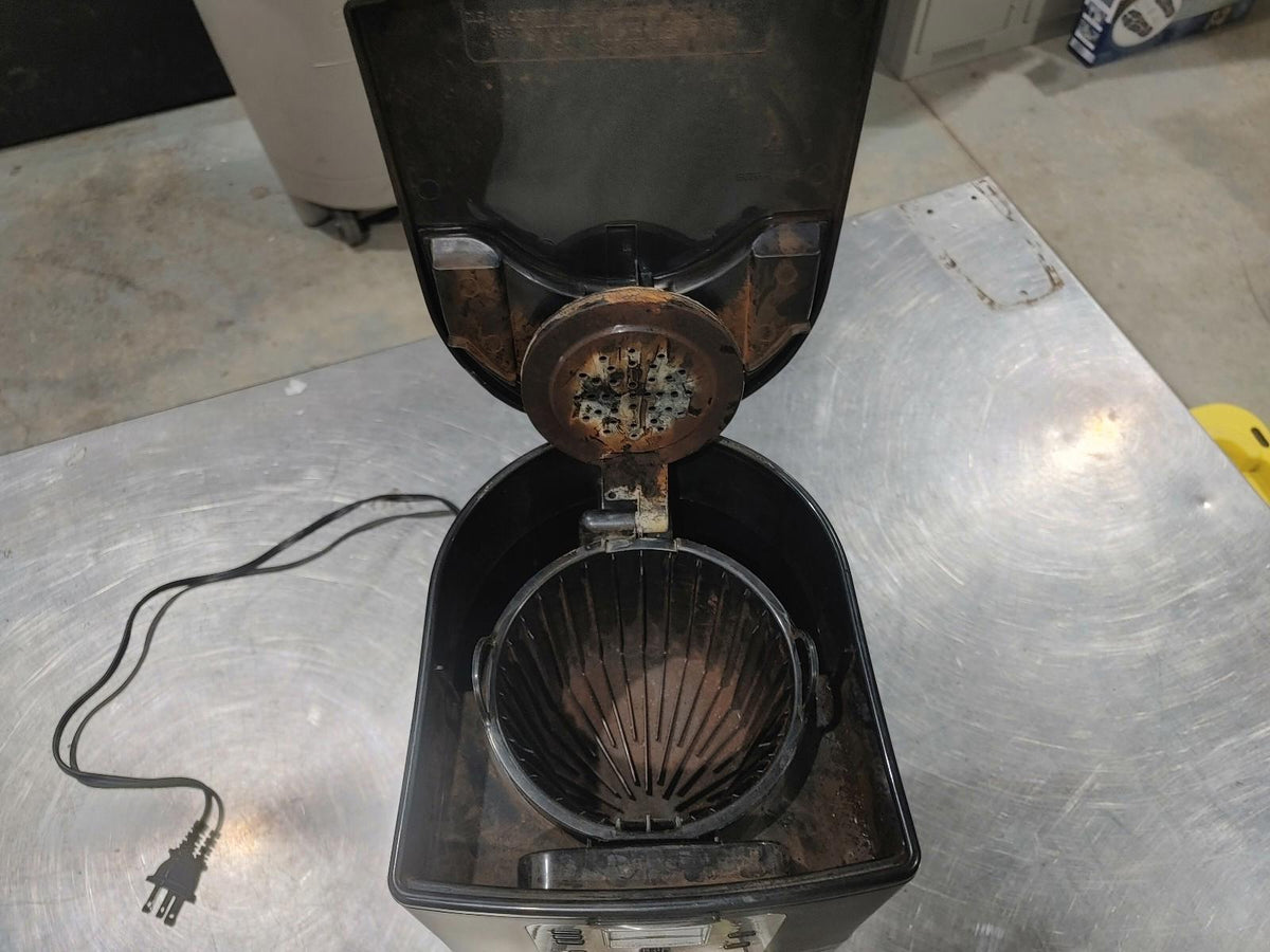 Cafetière programmable Oster 12 tasses, modèle 3307-33, en bon état, testée et fonctionnelle, noire