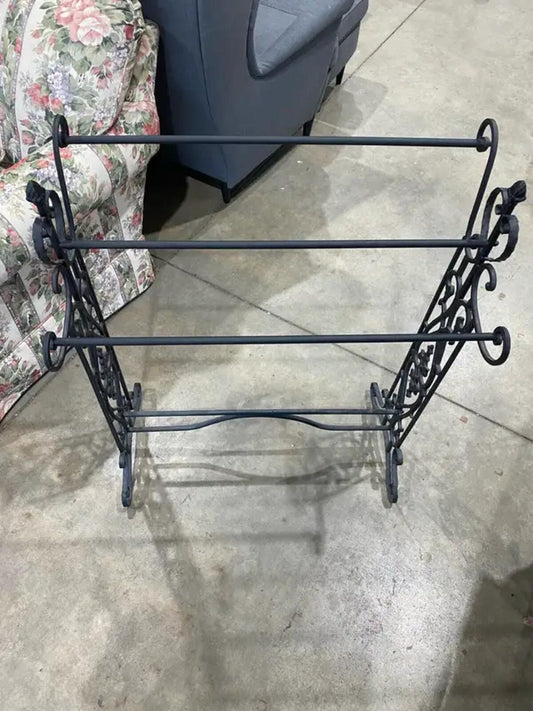 Vintage-Style Iron Quilt Rack – Black Metal