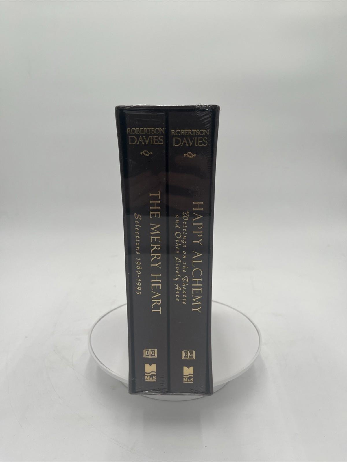 Robertson Davies — NOUVEAU ~ LE CŒUR JOYEUX ET L’HEUREUSE ALCHIMIE, 1997, 2 VOL., ÉTUI-COFFRET