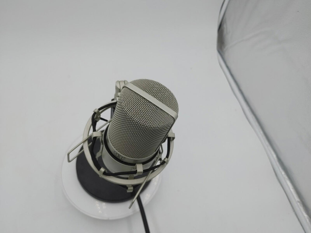 Microphone MXL 990 argent en excellent état, non testé, avec pied et filtre anti-pop
