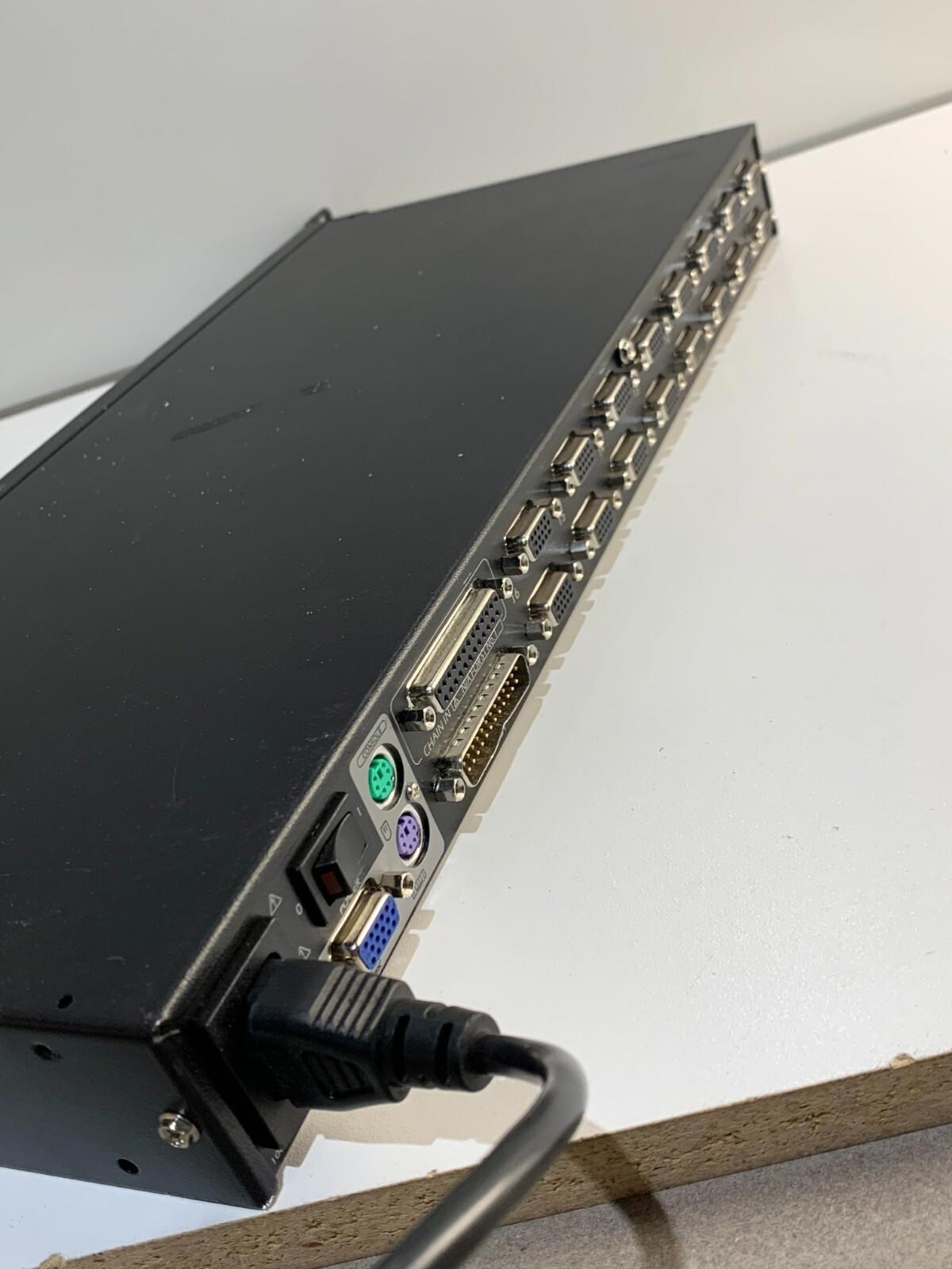 Commutateur KVM analogique multiplateforme APC AP5202 à 16 ports, TESTÉ