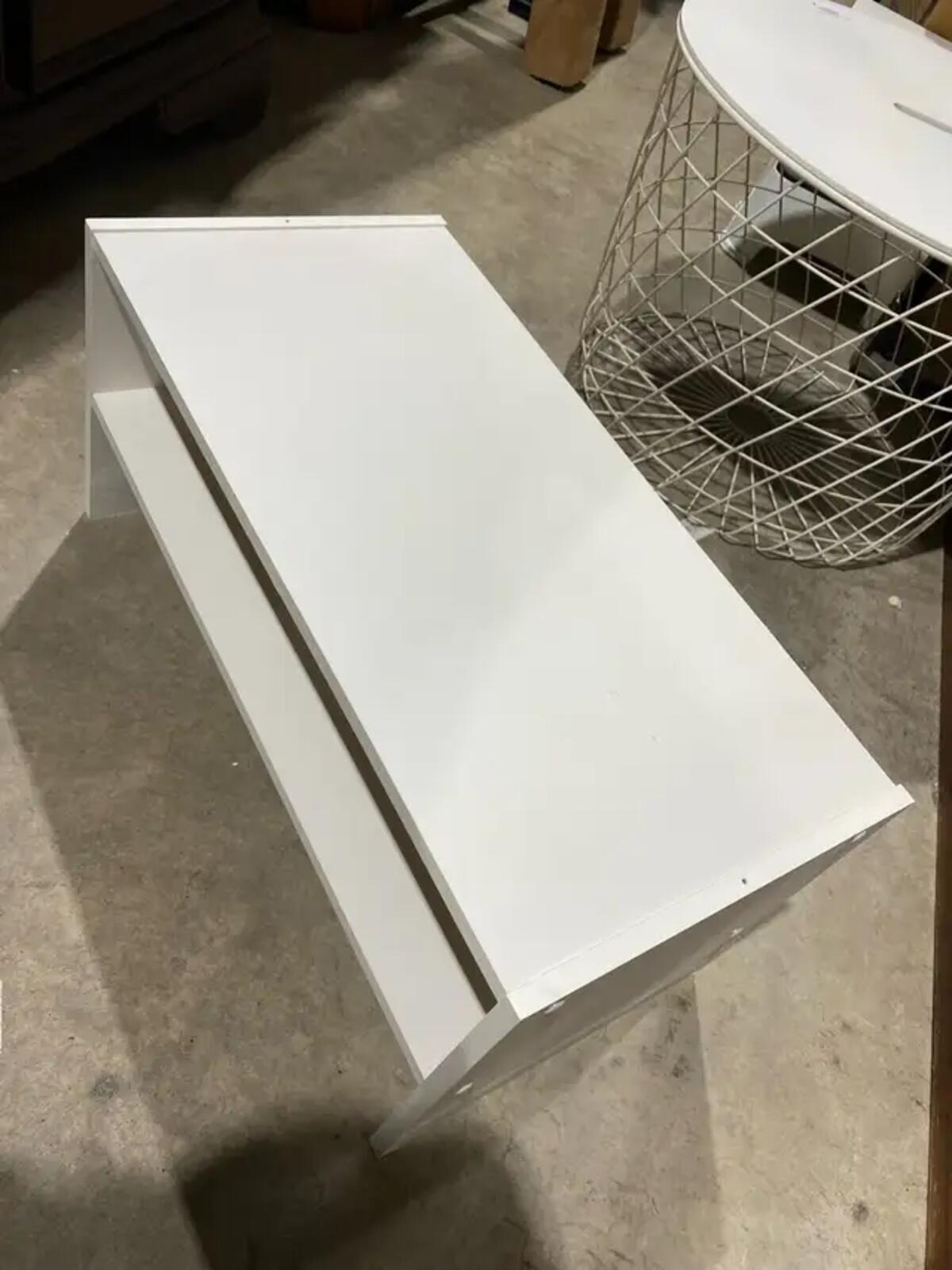 Set of 2 Stackable White Shelfs