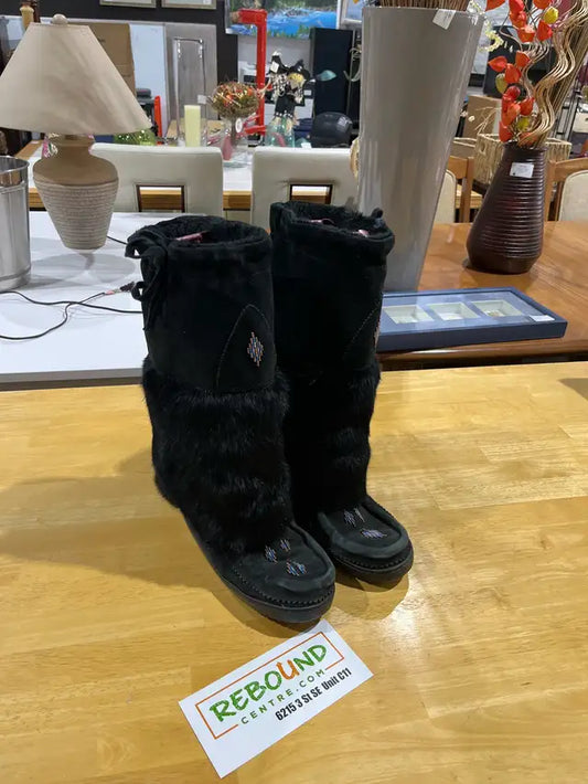 Manitobah Boots Size 8