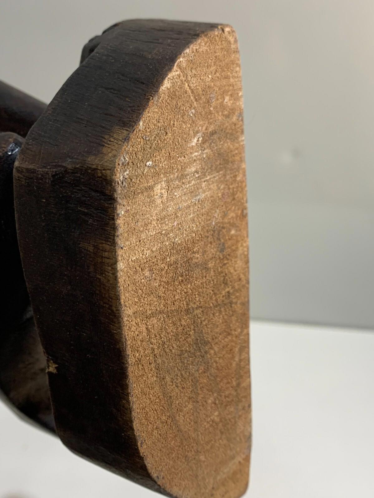 Figurine ancienne en bois sculpté à la main d’une femme africaine agenouillée tenant un panier