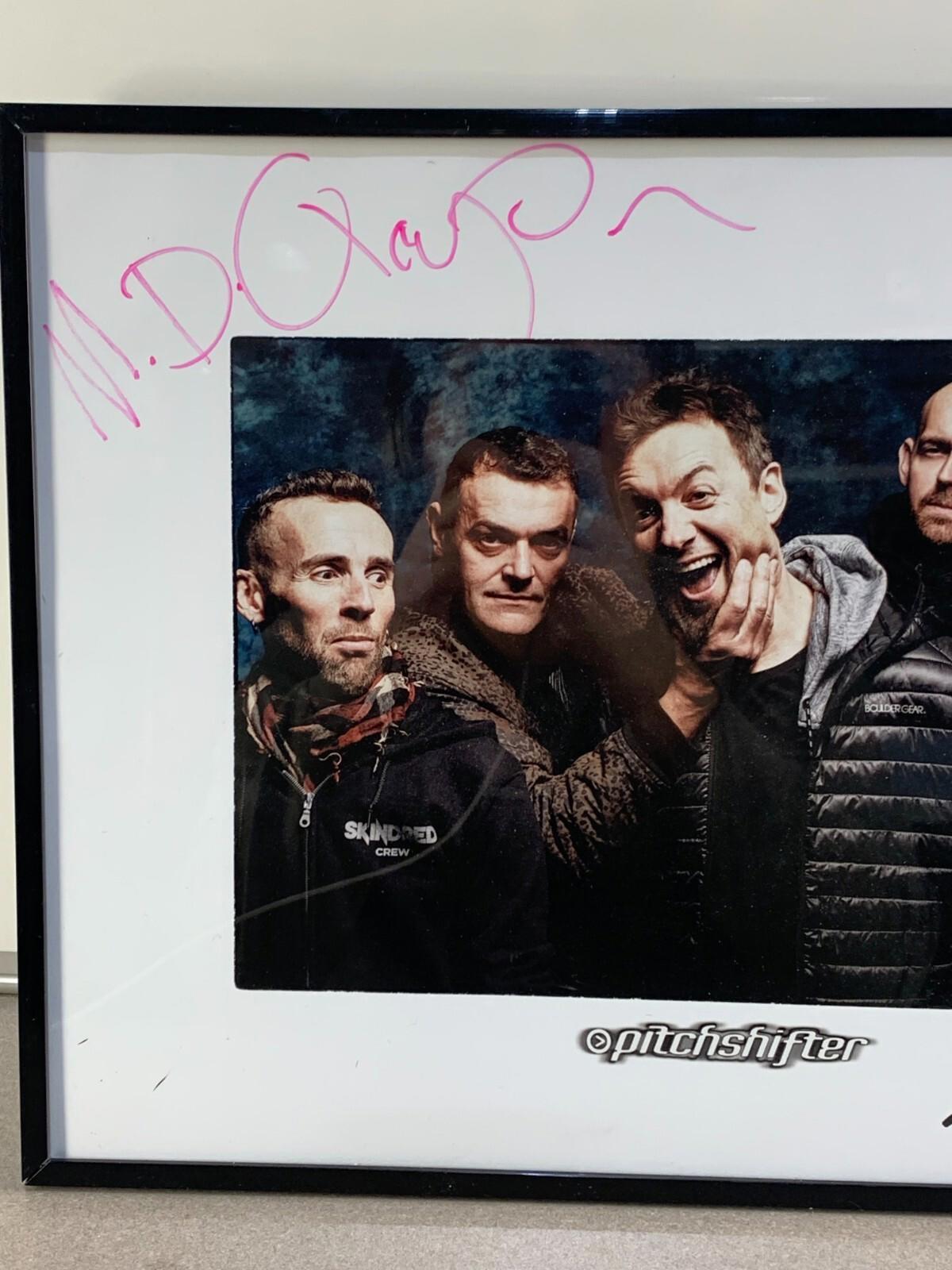 Photo signée par 2 membres du groupe de rock anglais Pitchshifter