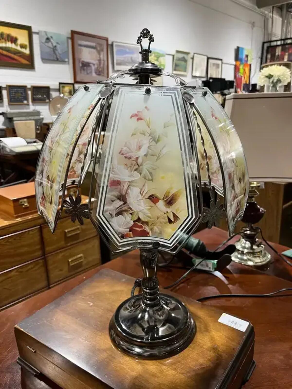 Vintage Hummingbird Glass Shade Table Lamp