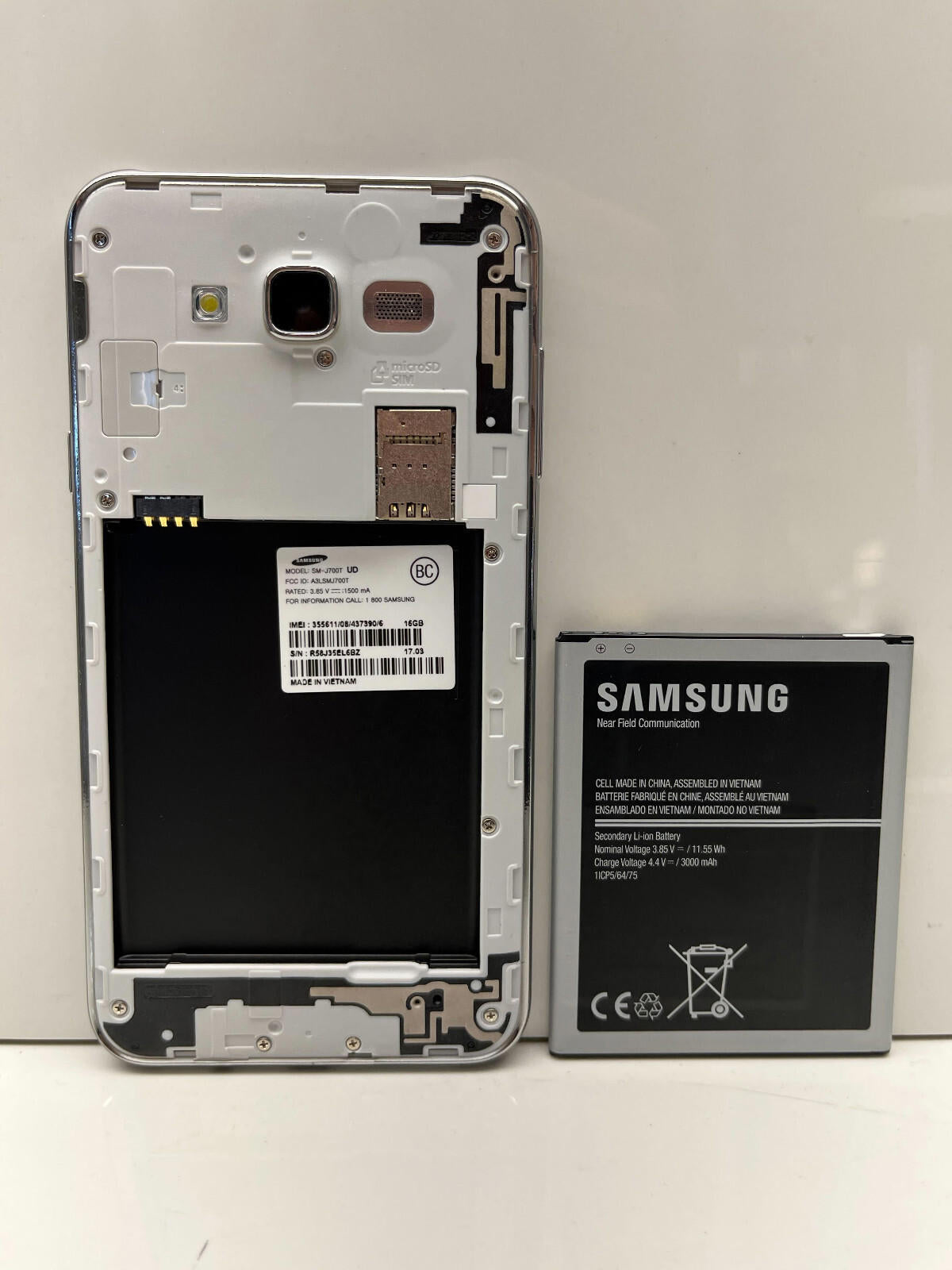 Samsung Galaxy J7 16GB White SM-J700T UD FOR PARTS