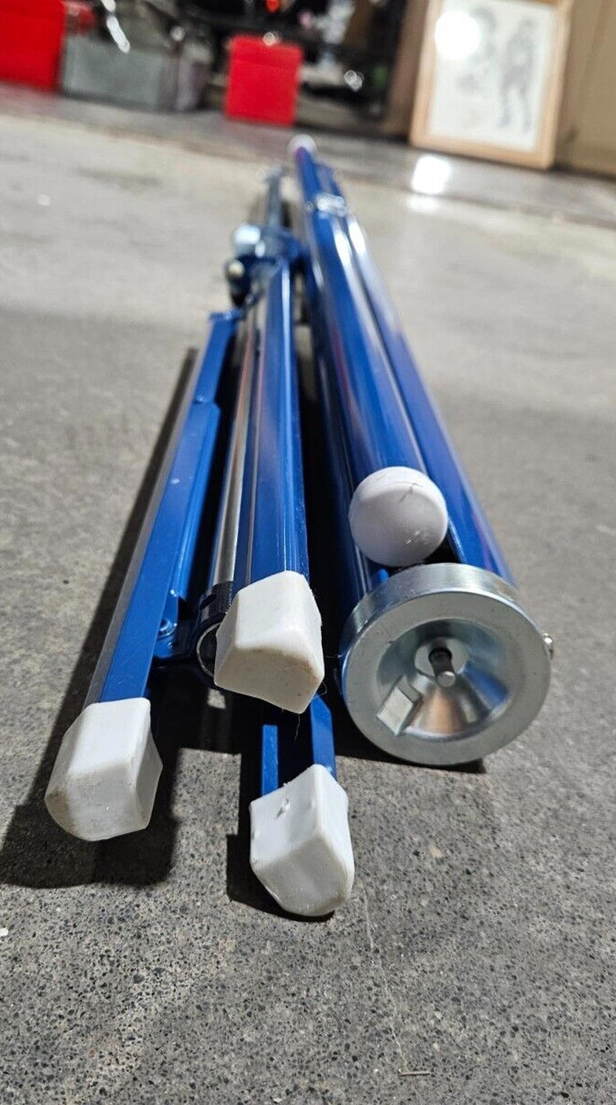 EXCELLENT CONDITION Da-Lite Heavy Duty Projection Screen with Stand 44`` X 39``