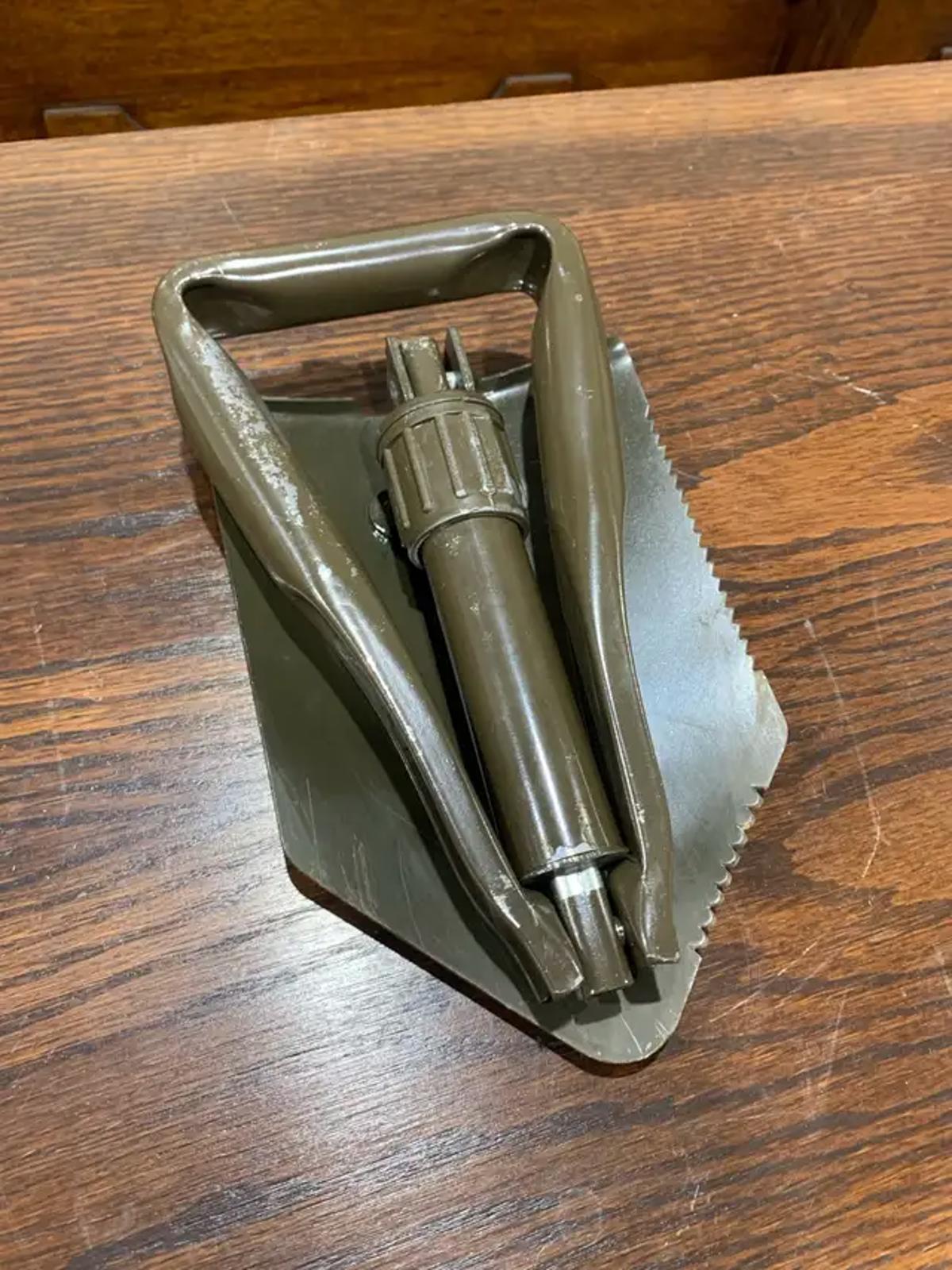 Folding Shovel with pouch