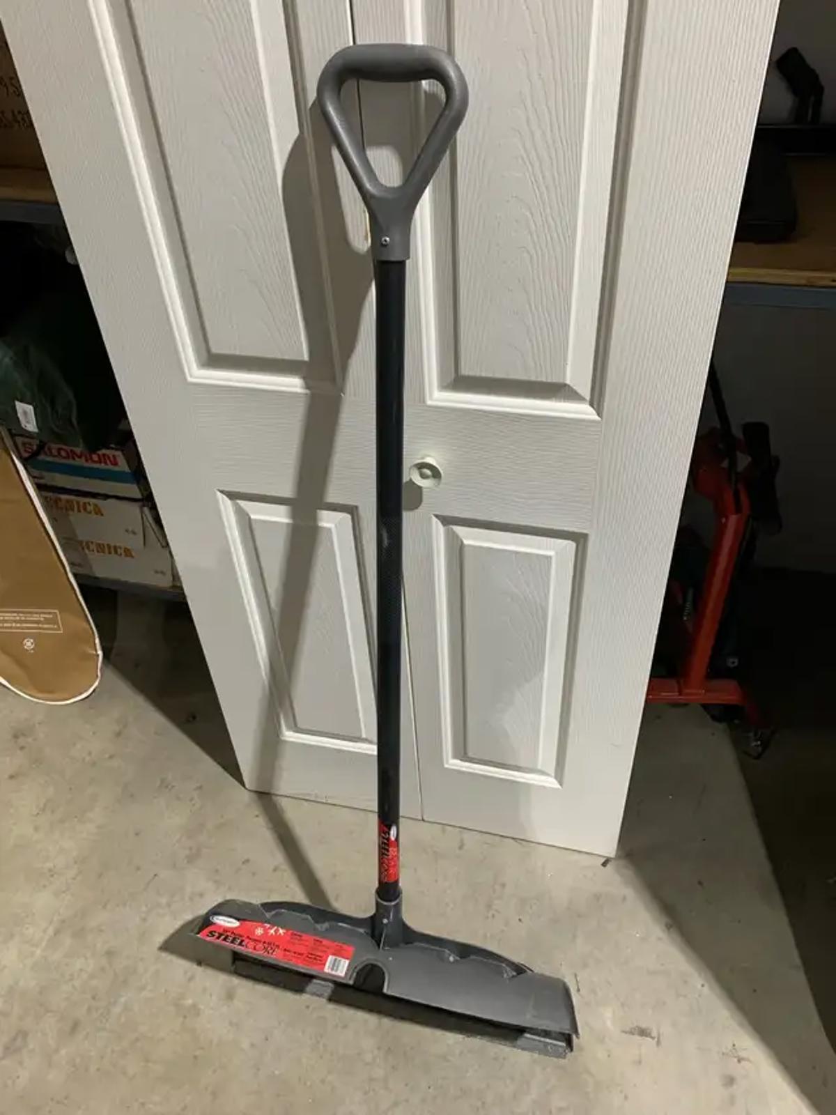 Suncast Steelcore Pusher