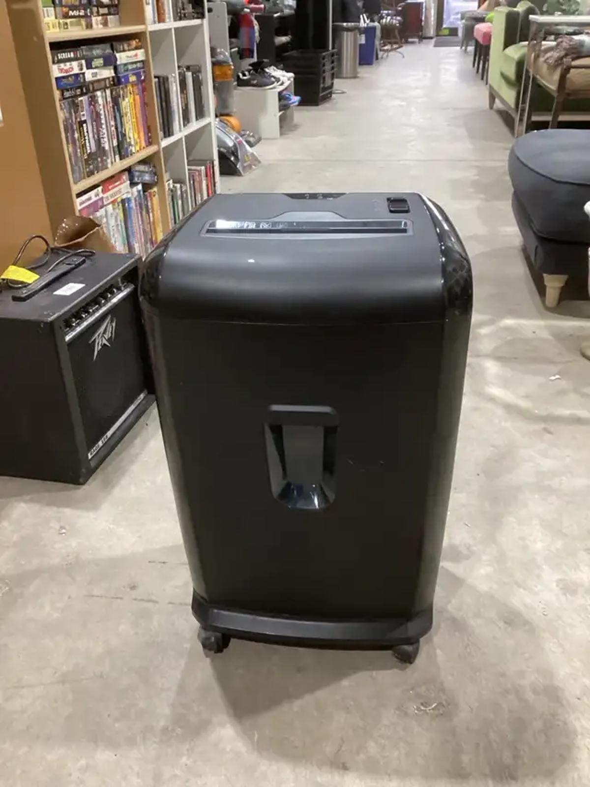 Staples 15 sheet Shredder