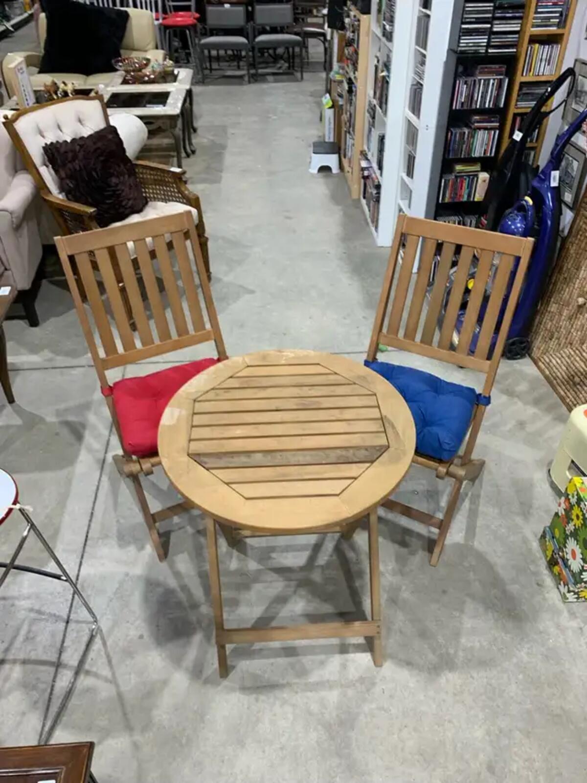 Table et chaises de bistrot en teck