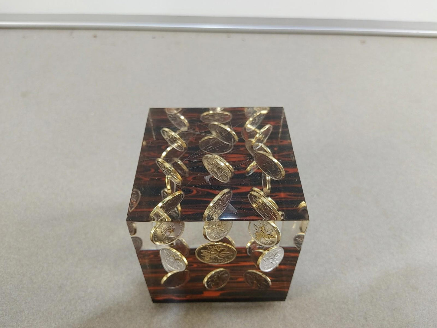 VINTAGE COLLECTIBLE Acrylic Cube With 27 1978 Canadian Pennies - Fair
