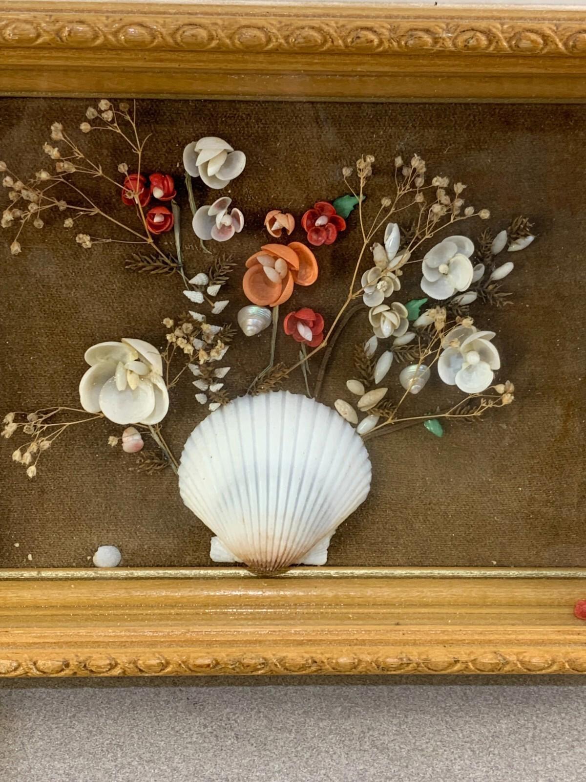 Œuvre florale vintage en coquillages dans un cadre en bois noir