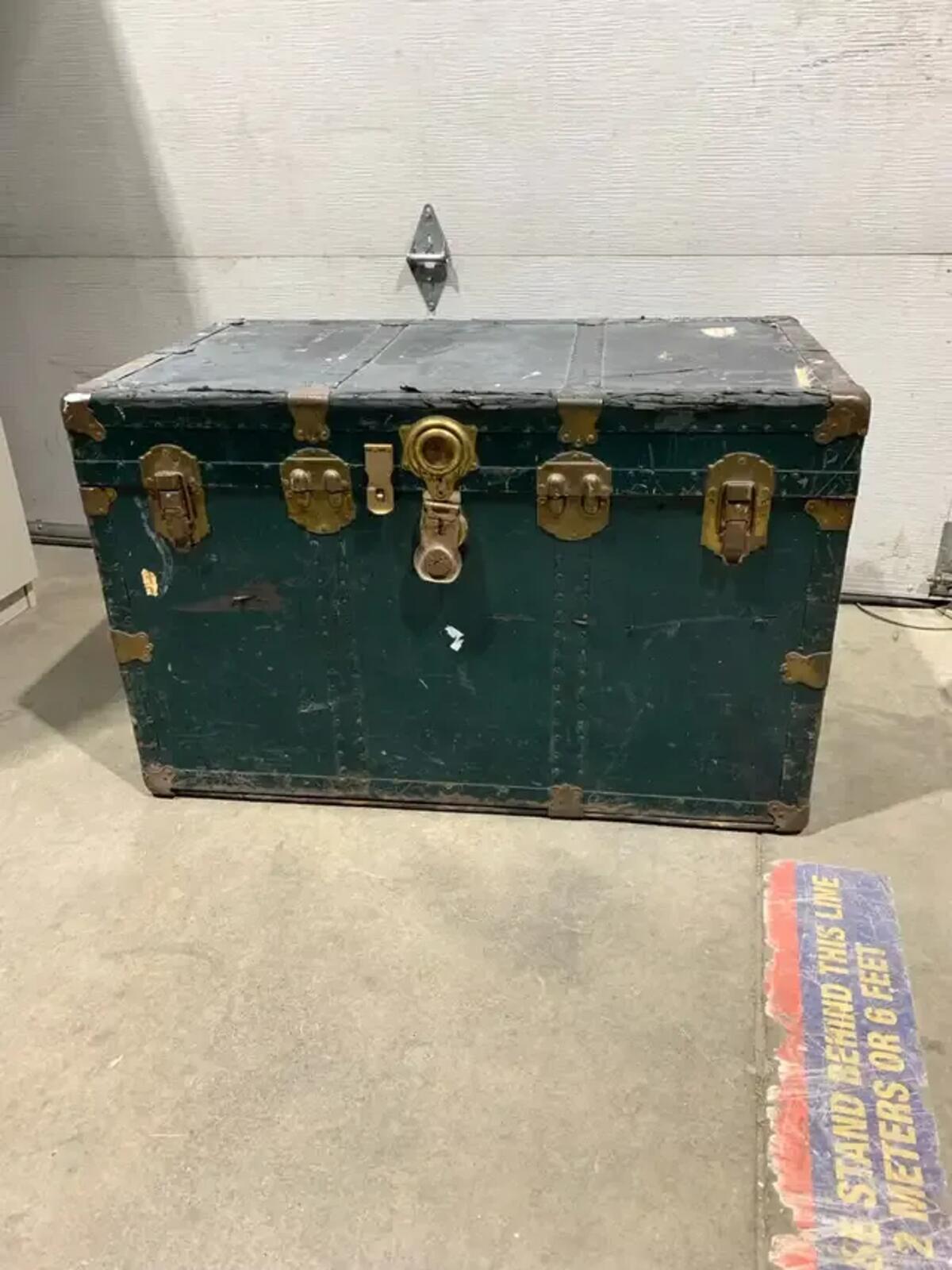 Green Antique Trunk in Fair condition