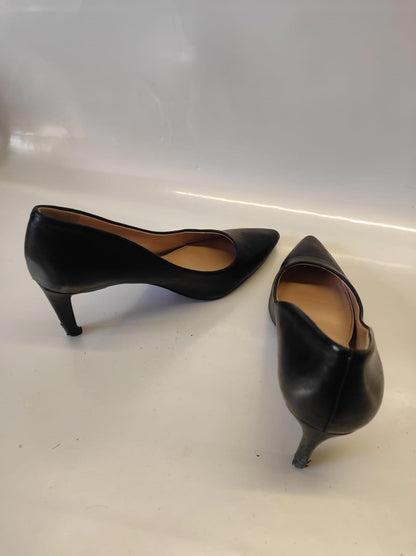 Kelly & Katie Black Pointy Toe High heels Size: 7 1/2M