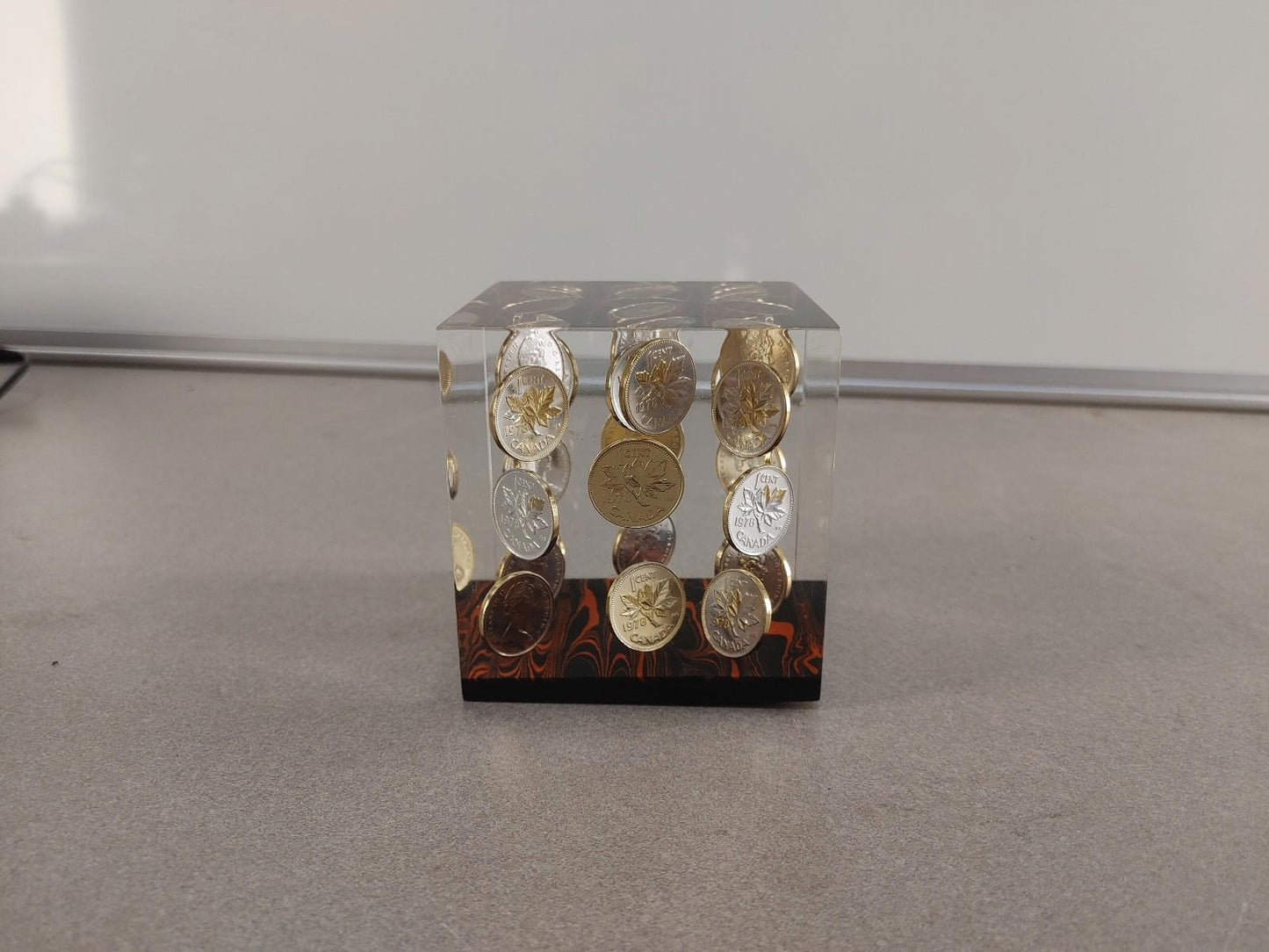 VINTAGE COLLECTIBLE Acrylic Cube With 27 1978 Canadian Pennies - Fair