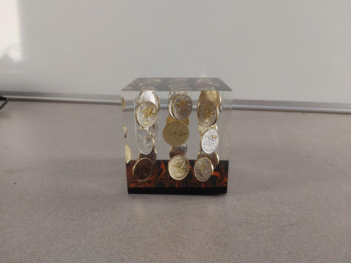 OBJET DE COLLECTION VINTAGE Cube en acrylique avec 27 cents canadiens de 1978 - État correct