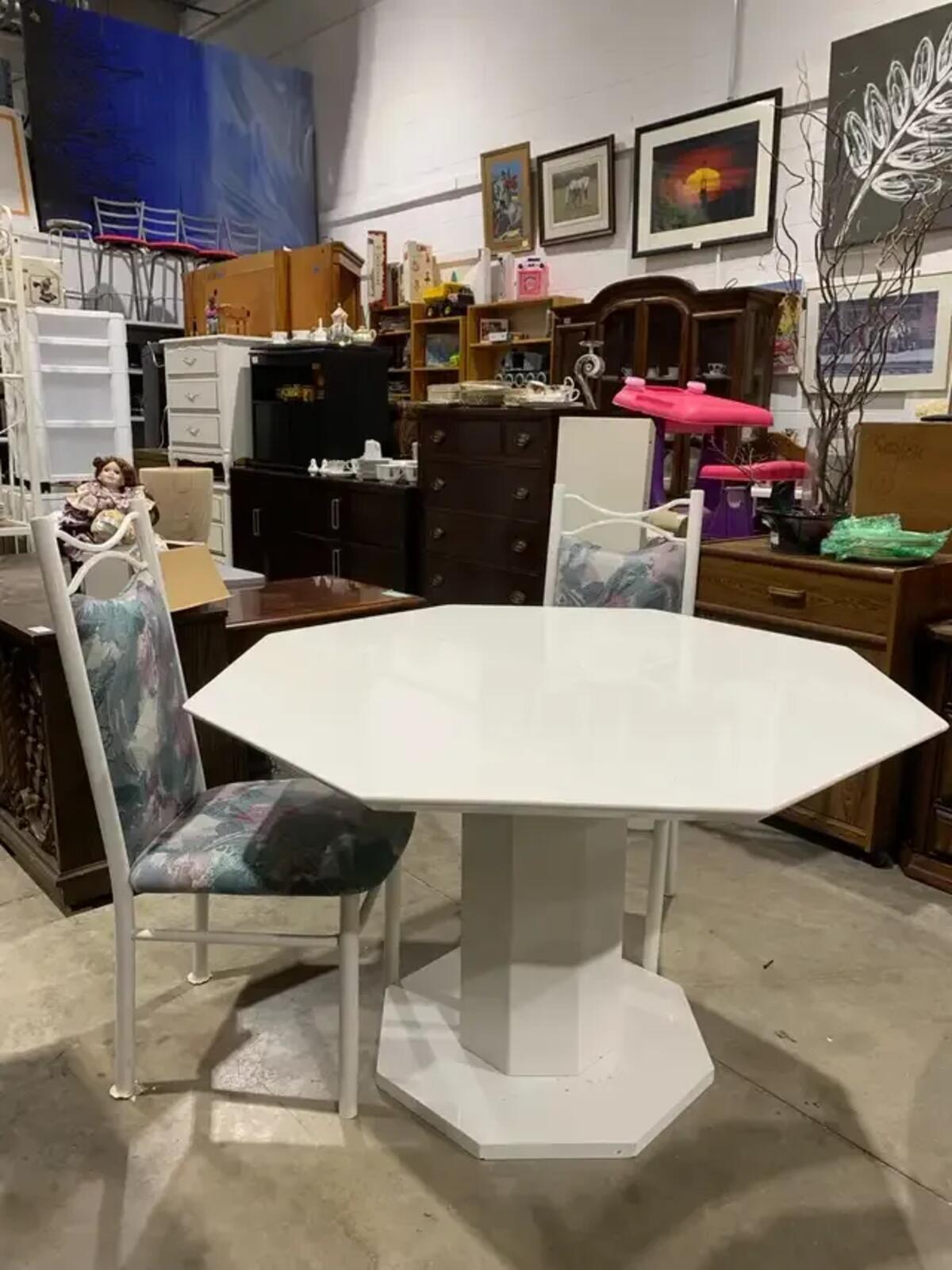 White Octagonal Dinning Table with Extending Leaf