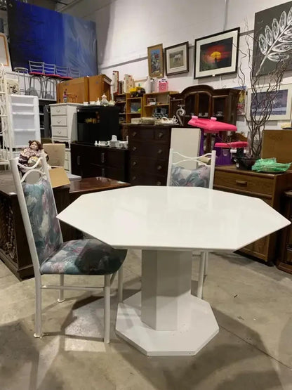 White Octagonal Dinning Table with Extending Leaf