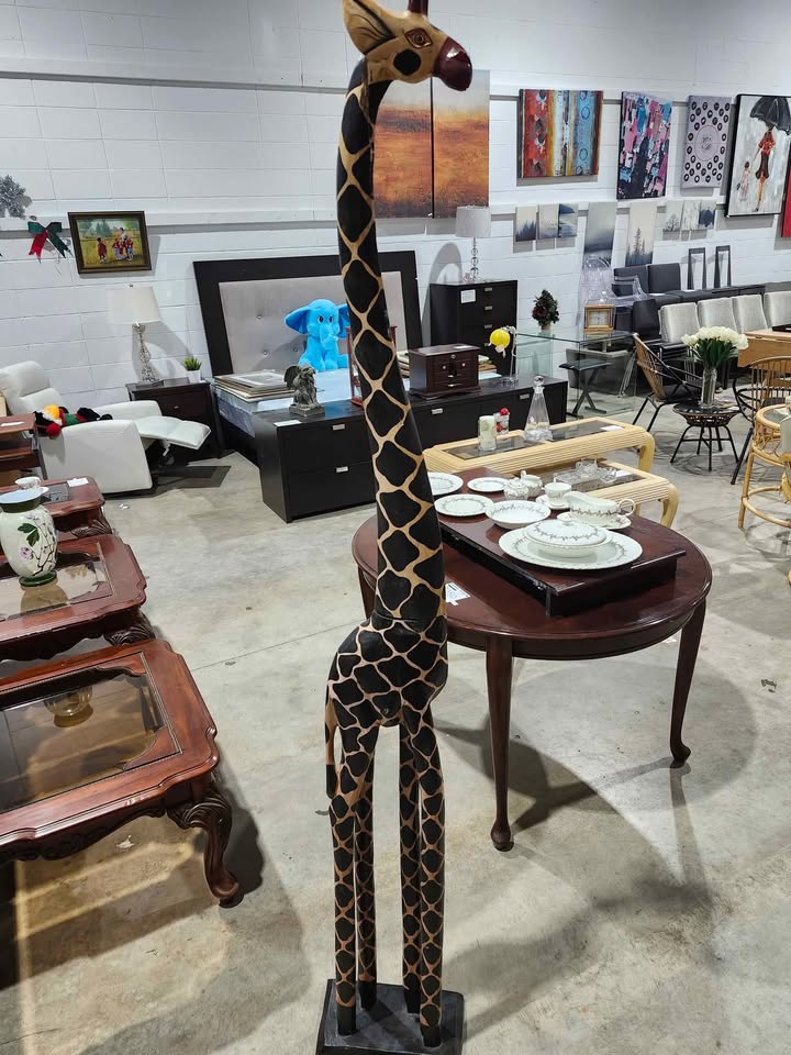 7FT Giraffe Statue