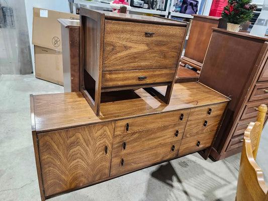 Vintage Solid Wooden Kaufman of Collingwood Dresser and Nightstand