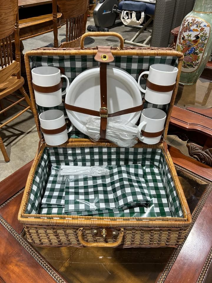 Vintage Wicker Picnic Basket