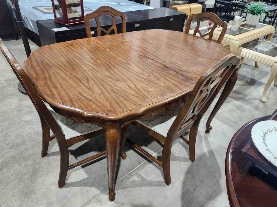 French Provincial Dining Table/Chairs