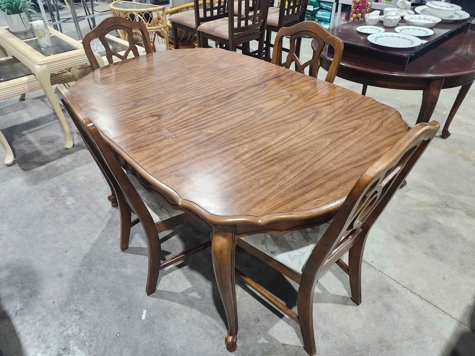 French Provincial Dining Table/Chairs