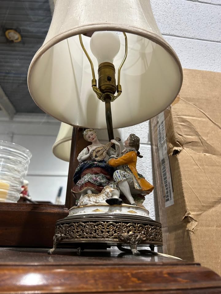 Antique Porcelain Figures Lamp