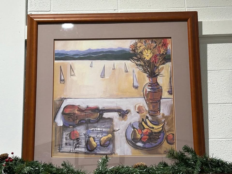 Grande œuvre d'art vintage encadrée représentant une nature morte avec un voilier et un violon
