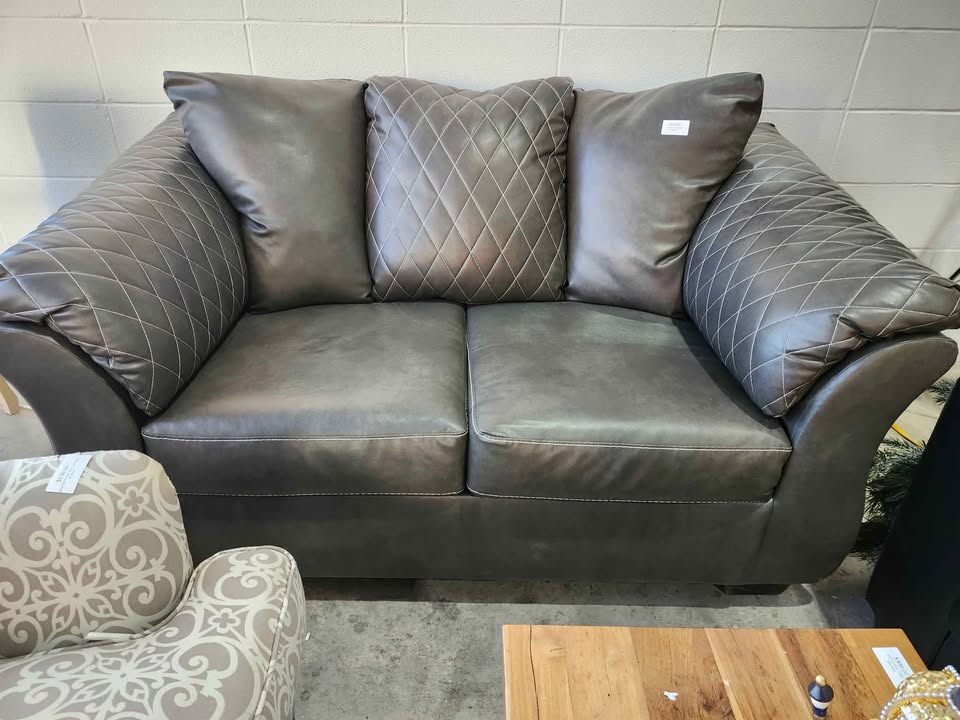 Reduced! Ashley Leather Betrillo Loveseat