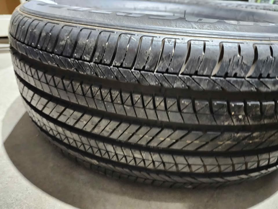 Nouveau pneu Bridgestone Dueler H/L 422 boue/neige – Pneu seulement